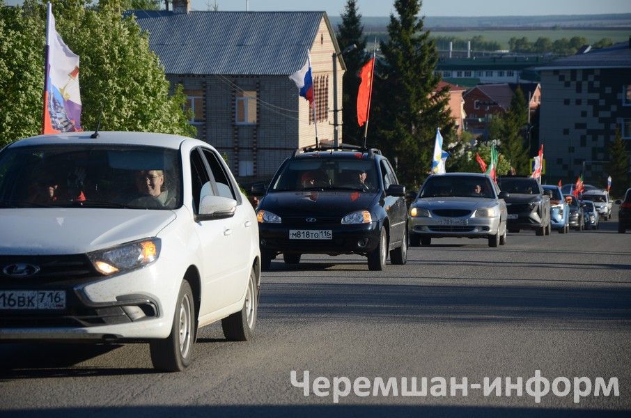 Җиңү көнендәге автойөрештә Чирмешән урамнарыннан 50гә якын җиңел машина узды
