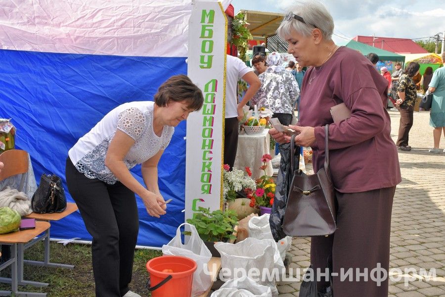 В Черемшане августовская педагогическая конференция стартовала благотворительной ярмаркой