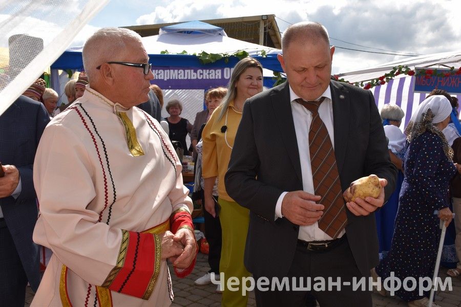 В Черемшане августовская педагогическая конференция стартовала благотворительной ярмаркой