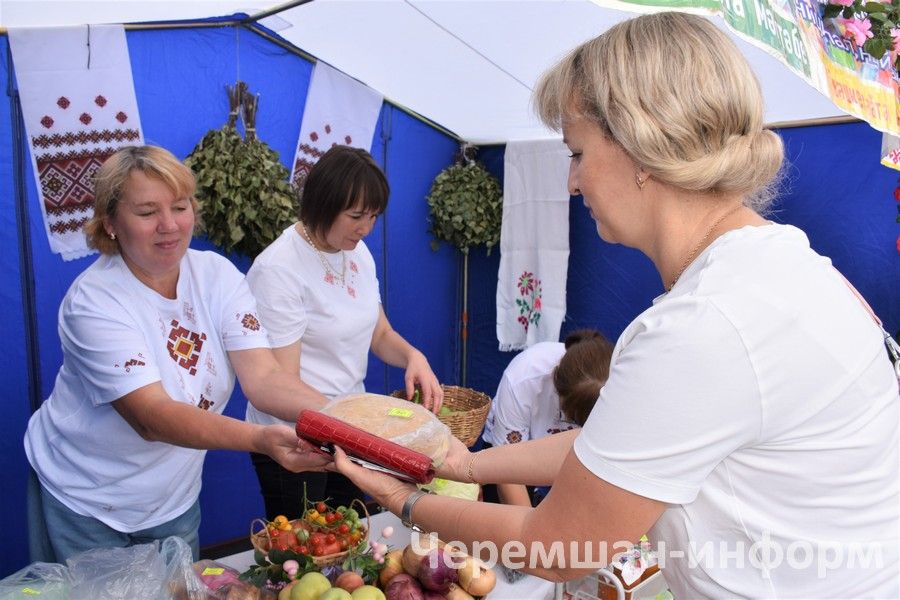В Черемшане августовская педагогическая конференция стартовала благотворительной ярмаркой