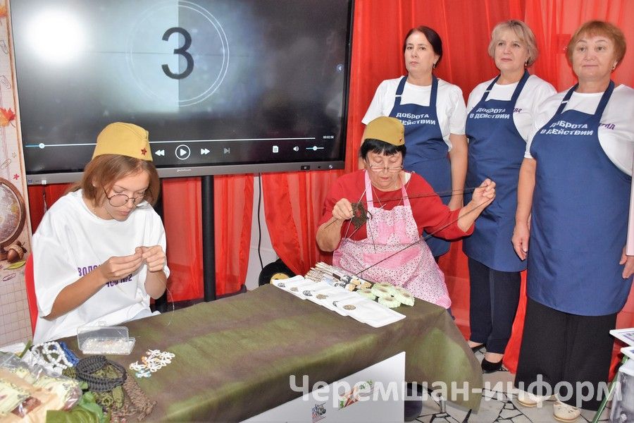 В Черемшане августовская педагогическая конференция стартовала благотворительной ярмаркой
