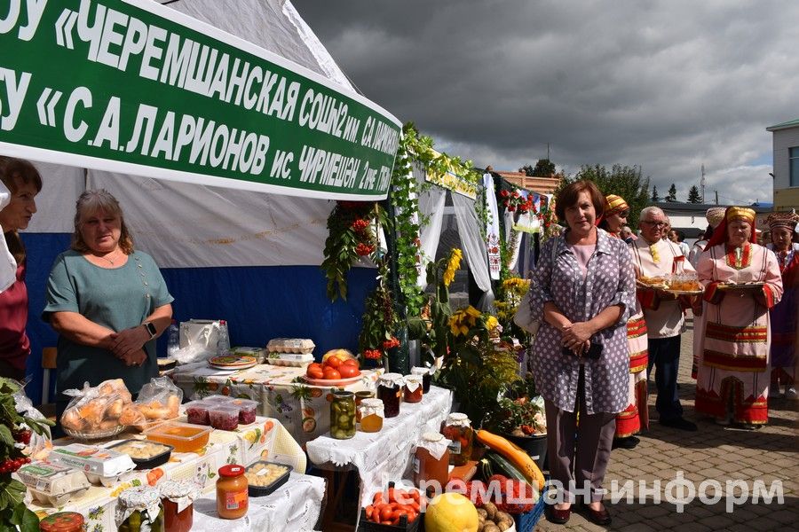 В Черемшане августовская педагогическая конференция стартовала благотворительной ярмаркой
