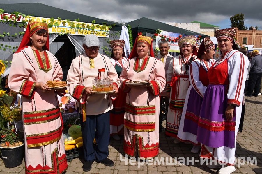 В Черемшане августовская педагогическая конференция стартовала благотворительной ярмаркой