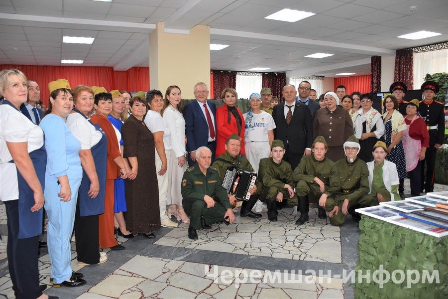 В Черемшане августовская педагогическая конференция стартовала благотворительной ярмаркой