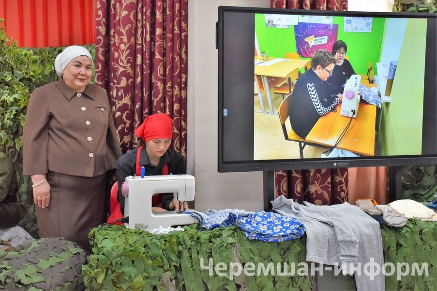 В Черемшане августовская педагогическая конференция стартовала благотворительной ярмаркой
