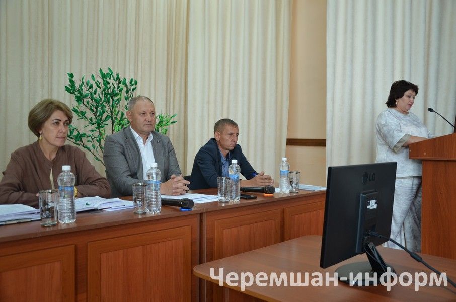 Имам мечети села Черный Ключ принес на сход граждан мед