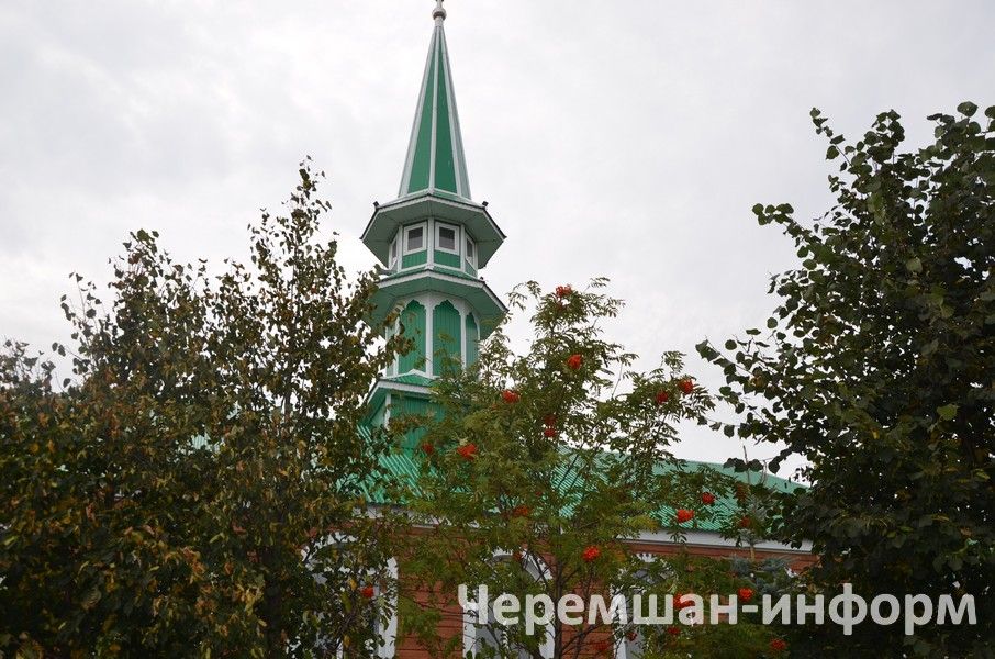 Имам мечети села Черный Ключ принес на сход граждан мед