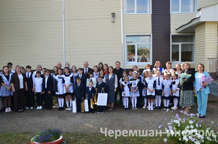 Иске Элмәле мәктәбе укучылары Белем көнендә яңа ашханәдә сыйланды