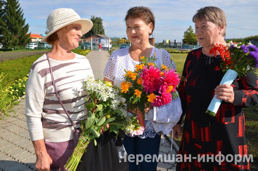 В Староильмовской школе в День знаний детей угощали в новой столовой