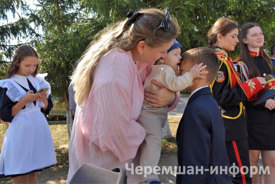 В Черемшанской кадетской школе-интернате праздник знаний открыли барабанщики