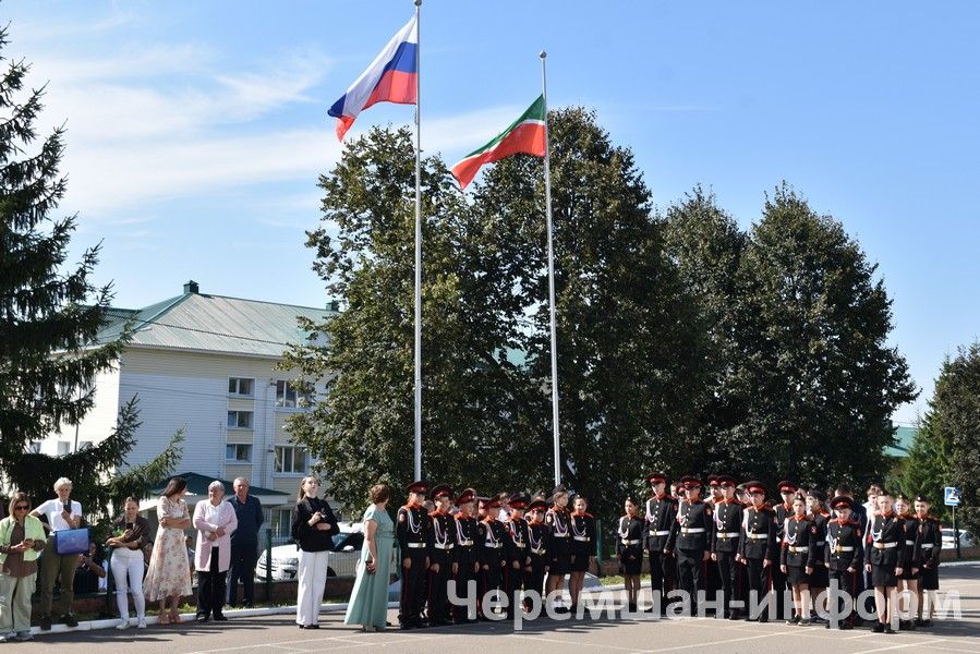 В Черемшанской кадетской школе-интернате праздник знаний открыли барабанщики