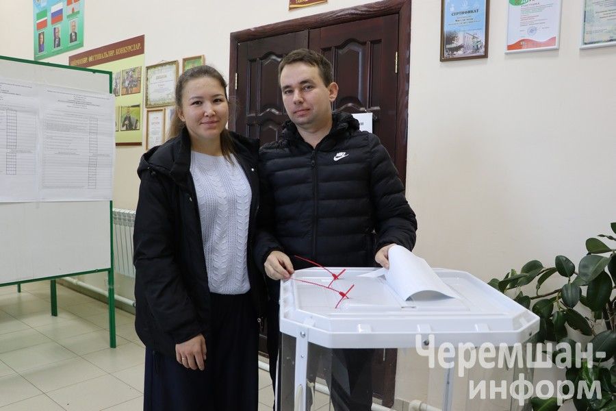 На избирательных участках Черемшанского района с самого утра царит оживление
