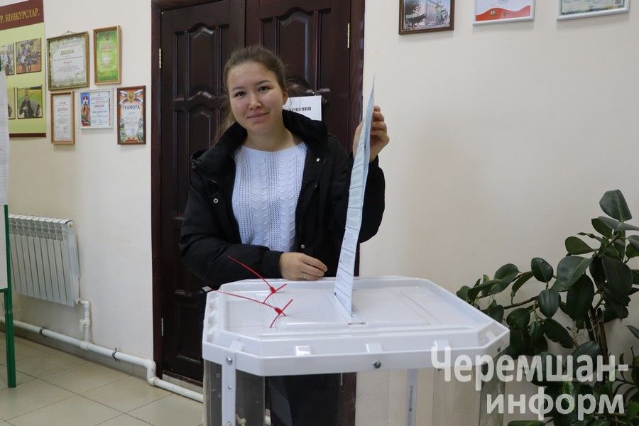 На избирательных участках Черемшанского района с самого утра царит оживление