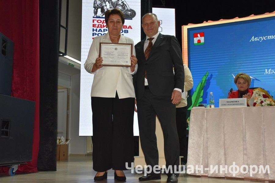 Чирмешән мөгалимнәренә бүләкләрне Мәскәүдән дә җибәргәннәр