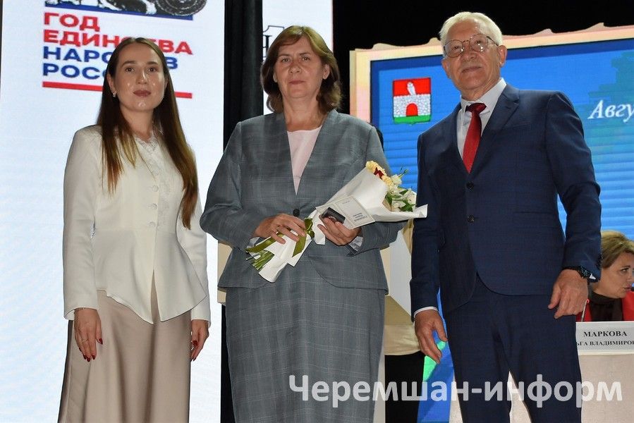 Чирмешән мөгалимнәренә бүләкләрне Мәскәүдән дә җибәргәннәр