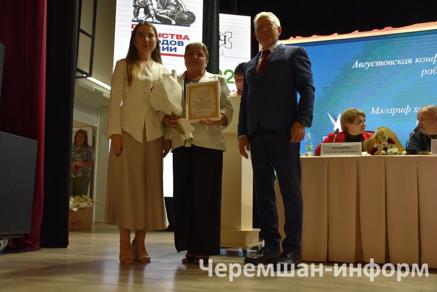 Чирмешән мөгалимнәренә бүләкләрне Мәскәүдән дә җибәргәннәр