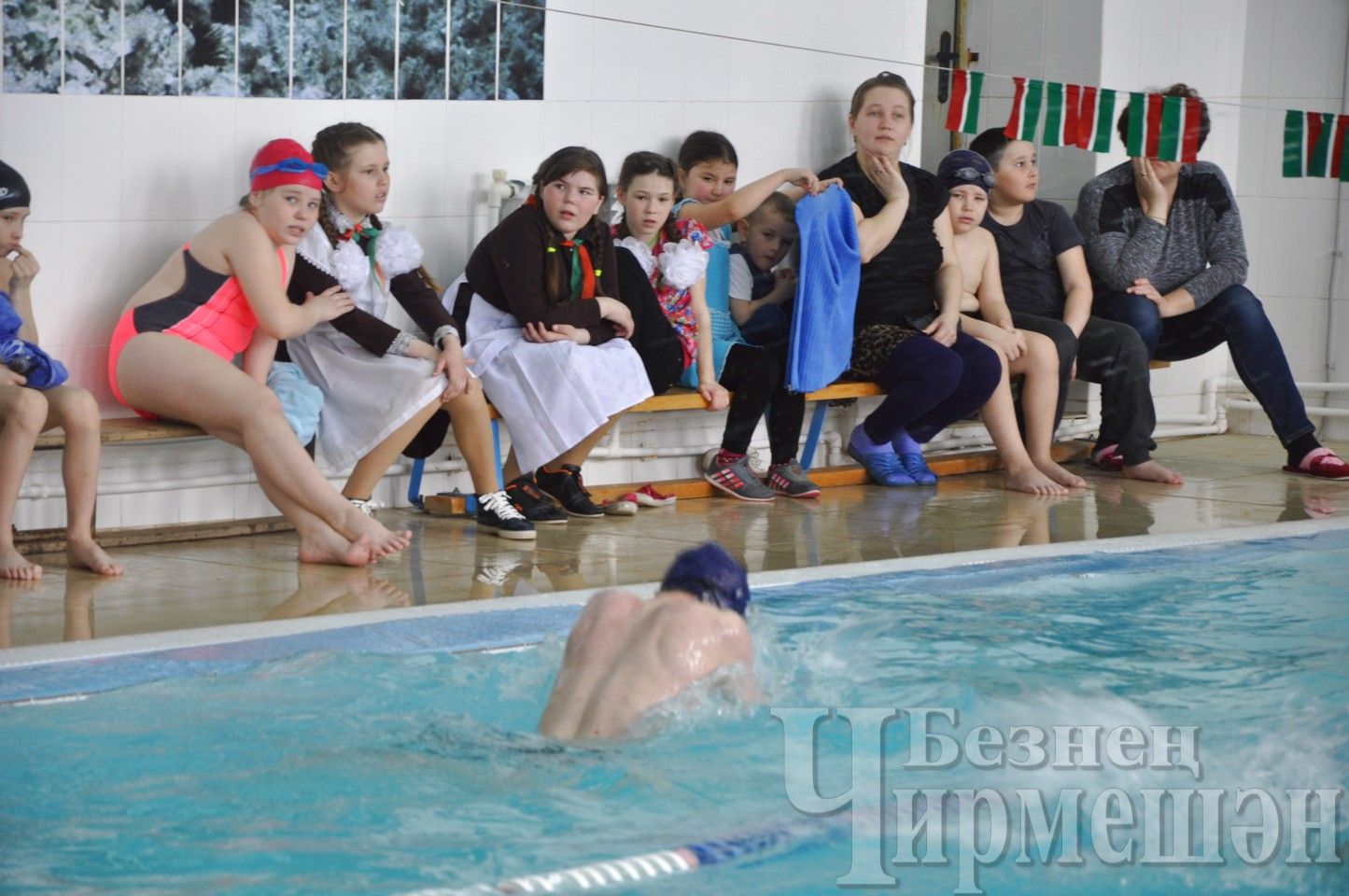 В Лашманском бассейне прошли соревнования по плаванию (ФОТОРЕПОРТАЖ)
