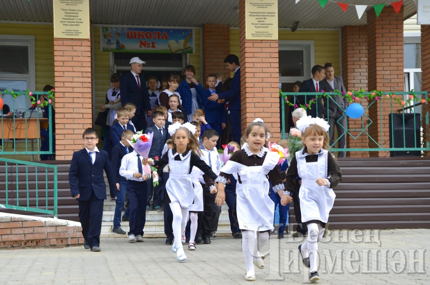 В Черемшанской школе №1 прошел "Последний звонок" (ФОТОРЕПОРТАЖ)