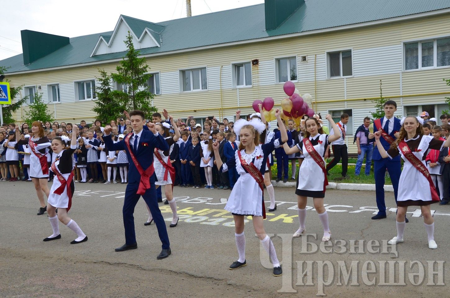 В Черемшанской школе №1 прошел "Последний звонок" (ФОТОРЕПОРТАЖ)