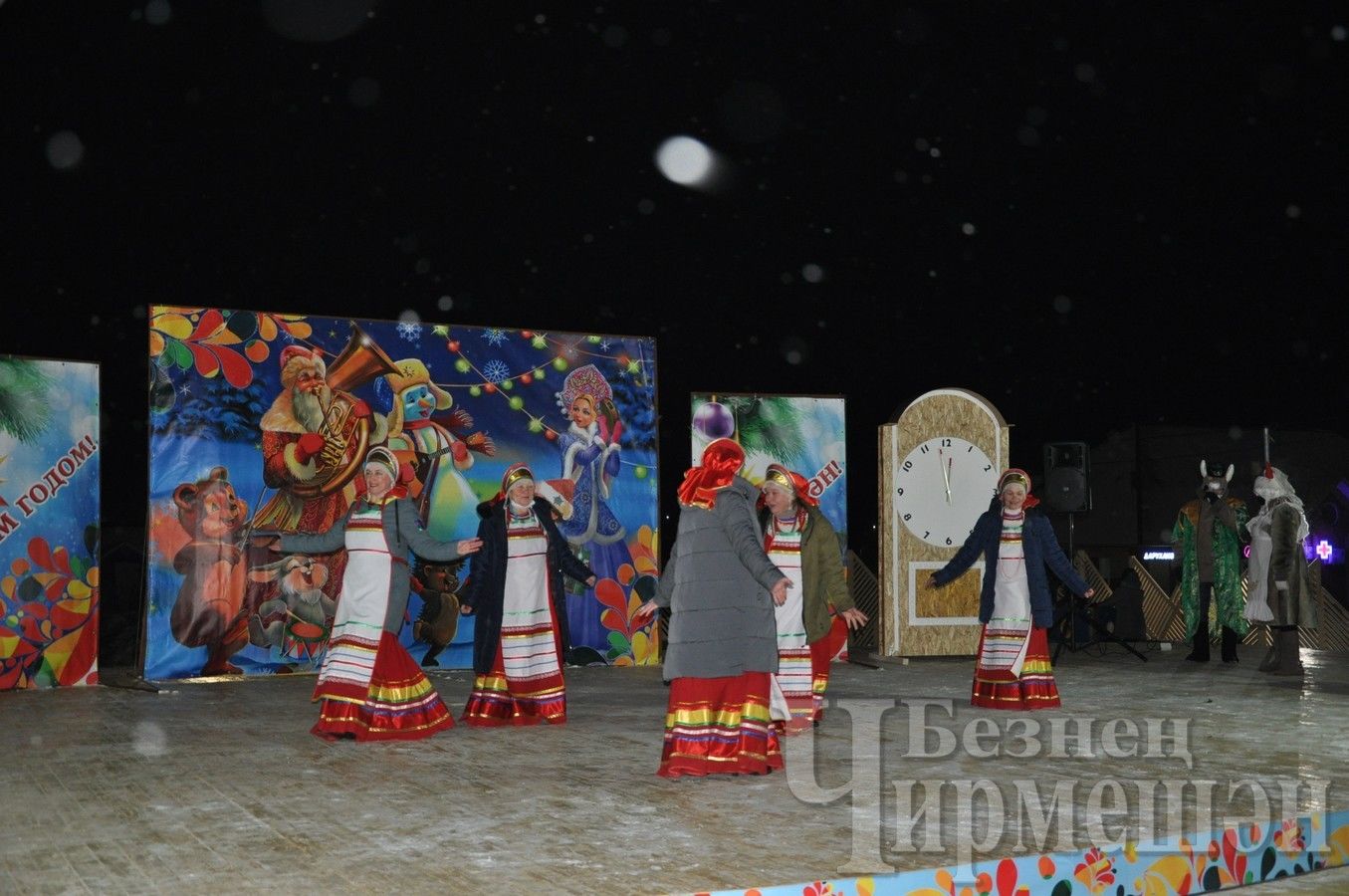 Центральную елку в Черемшане украсили 100 шарами (ФОТОРЕПОРТАЖ)