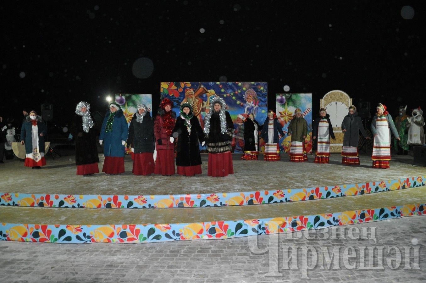 Центральную елку в Черемшане украсили 100 шарами (ФОТОРЕПОРТАЖ)
