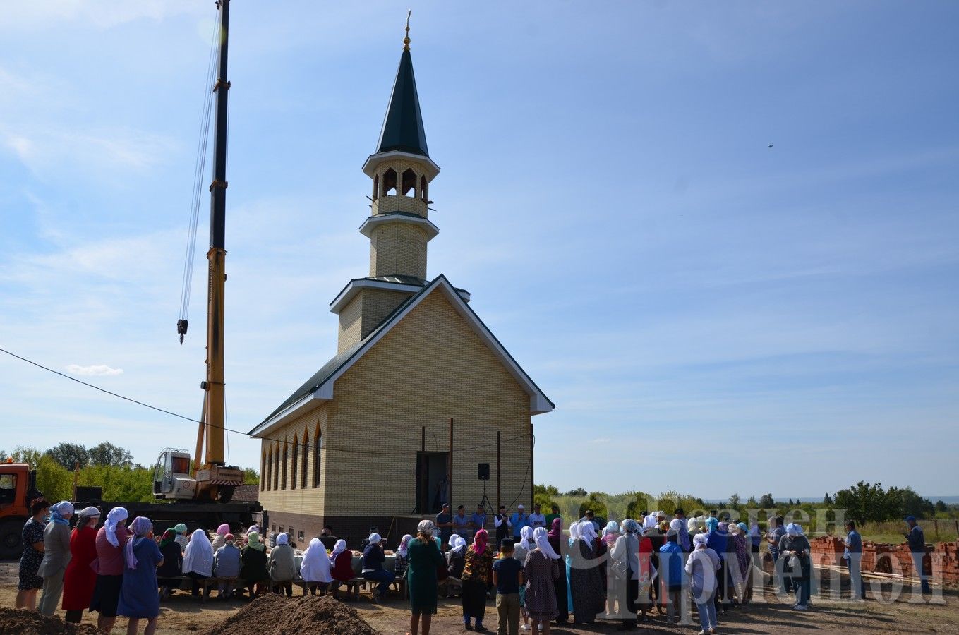 На строящейся в селе Подлесный Утямыш Черемшанского района мечети установили полумесяц (ФОТОРЕПОРТАЖ)