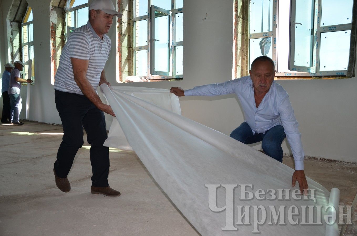 На строящейся в селе Подлесный Утямыш Черемшанского района мечети установили полумесяц (ФОТОРЕПОРТАЖ)