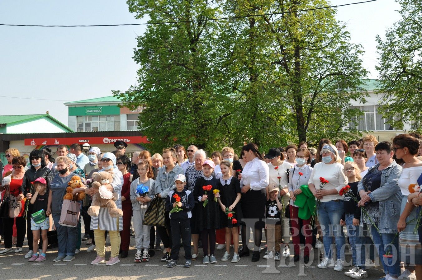 Черемшанцы скорбят по погибшим от руки террориста в Казанской гимназии (ФОТОРЕПОРТАЖ)