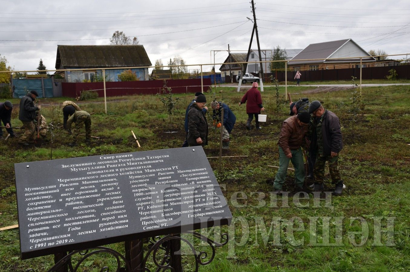 В Шешминке, в сквере памяти Ривгата Мутыгуллина посадили яблони (ФОТОРЕПОРТАЖ)