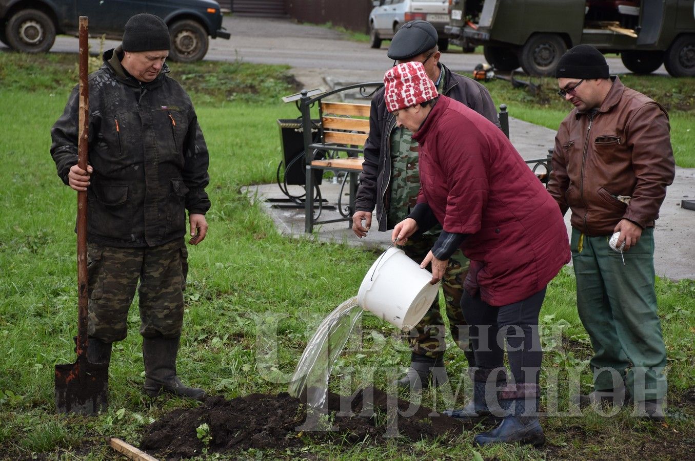 В Шешминке, в сквере памяти Ривгата Мутыгуллина посадили яблони (ФОТОРЕПОРТАЖ)