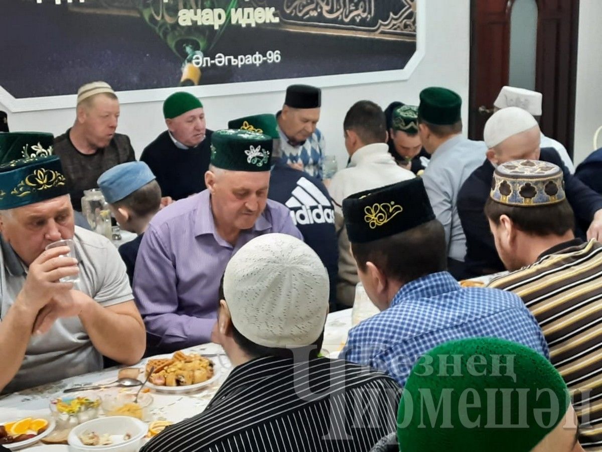 В центральной мечети Черемшана прошел первый ифтар (ФОТОРЕПОРТАЖ)
