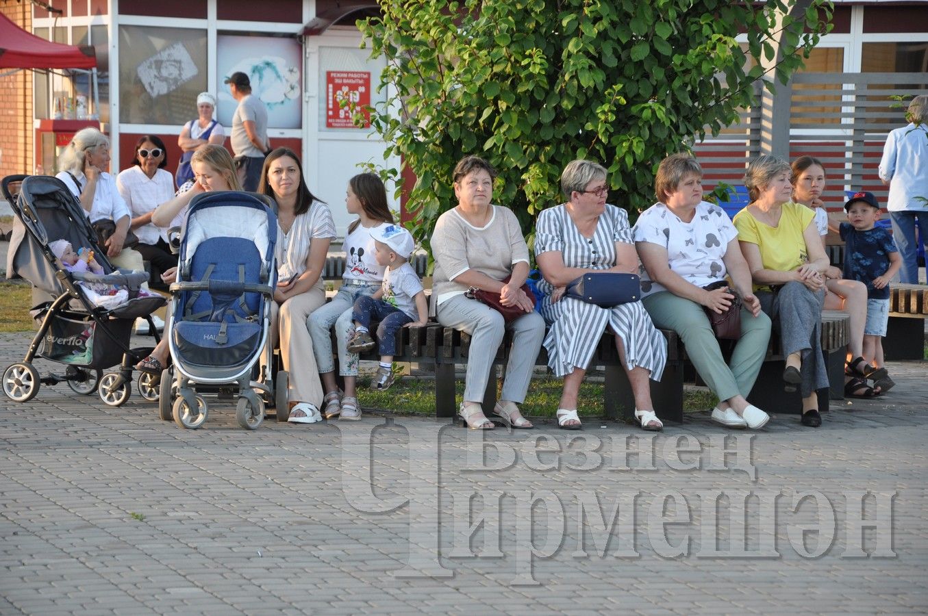 В Черемшане в День любви, семьи и верности прошел парад креативных колясок (ФОТОРЕПОРТАЖ)