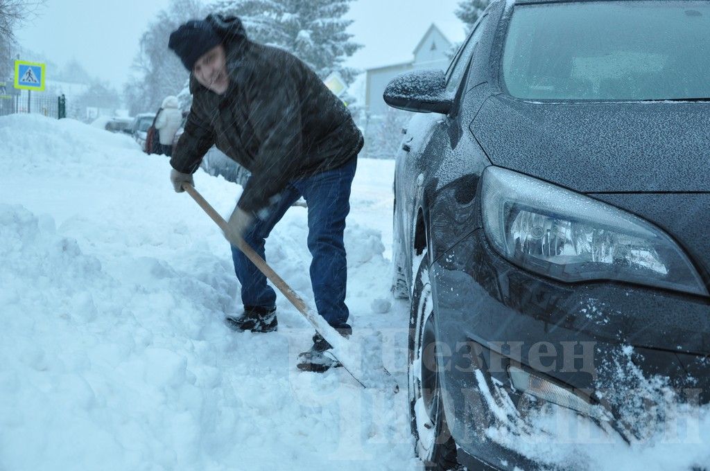 Сегодня утро черемшанцев началось с чистки снега (ФОТОРЕПОРТАЖ)