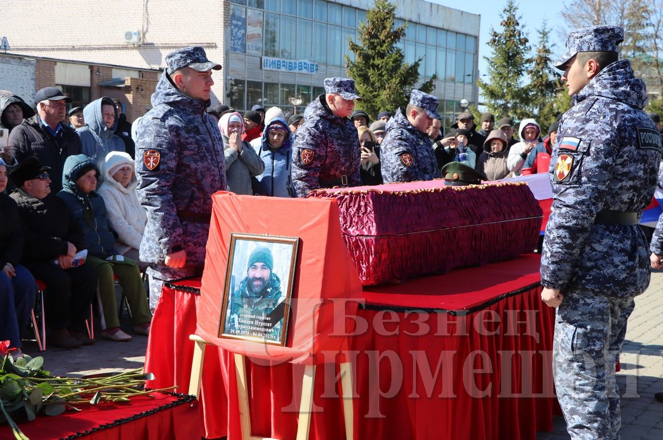 Чирмешәнлеләр махсус хәрби операциядә һәлак булган Нуршат Хожаев белән хушлаштылар (ФОТОРЕПОРТАЖ)