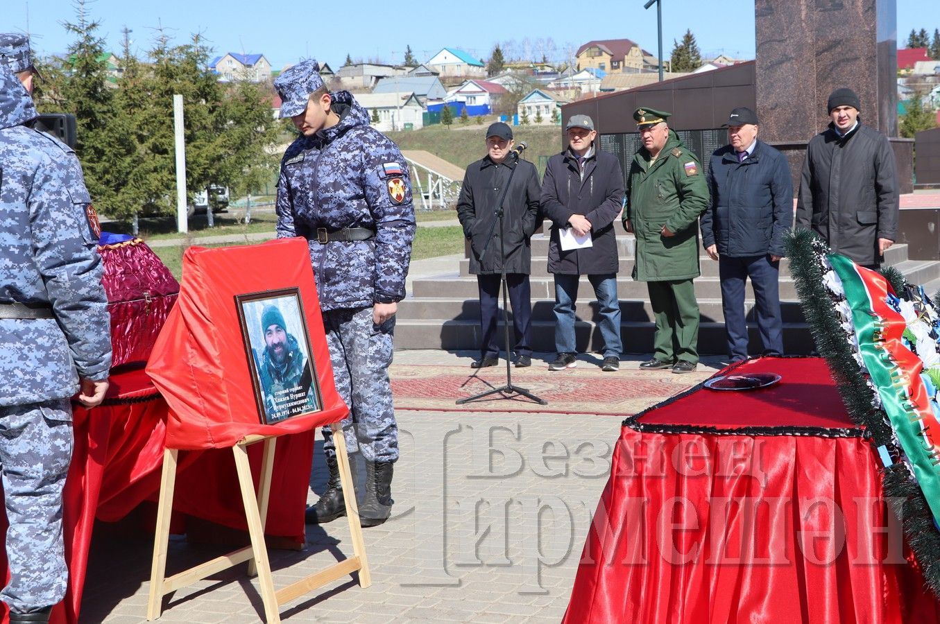 Чирмешәнлеләр махсус хәрби операциядә һәлак булган Нуршат Хожаев белән хушлаштылар (ФОТОРЕПОРТАЖ)