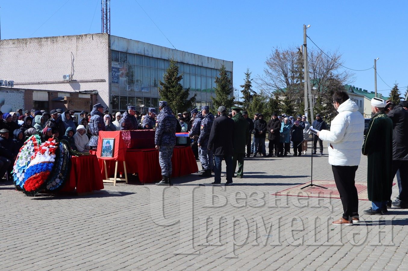 Чирмешәнлеләр махсус хәрби операциядә һәлак булган Нуршат Хожаев белән хушлаштылар (ФОТОРЕПОРТАЖ)