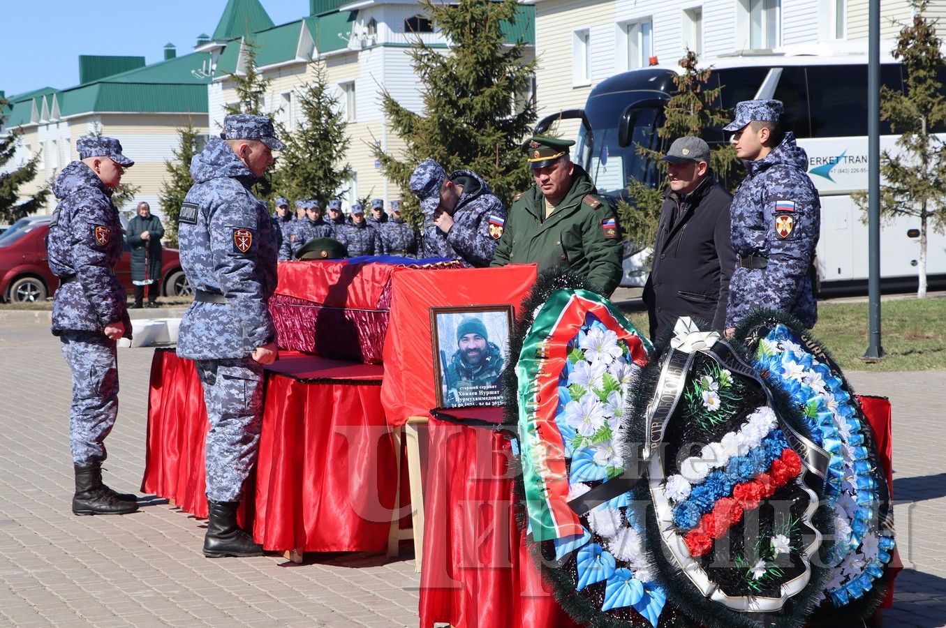 Чирмешәнлеләр махсус хәрби операциядә һәлак булган Нуршат Хожаев белән хушлаштылар (ФОТОРЕПОРТАЖ)