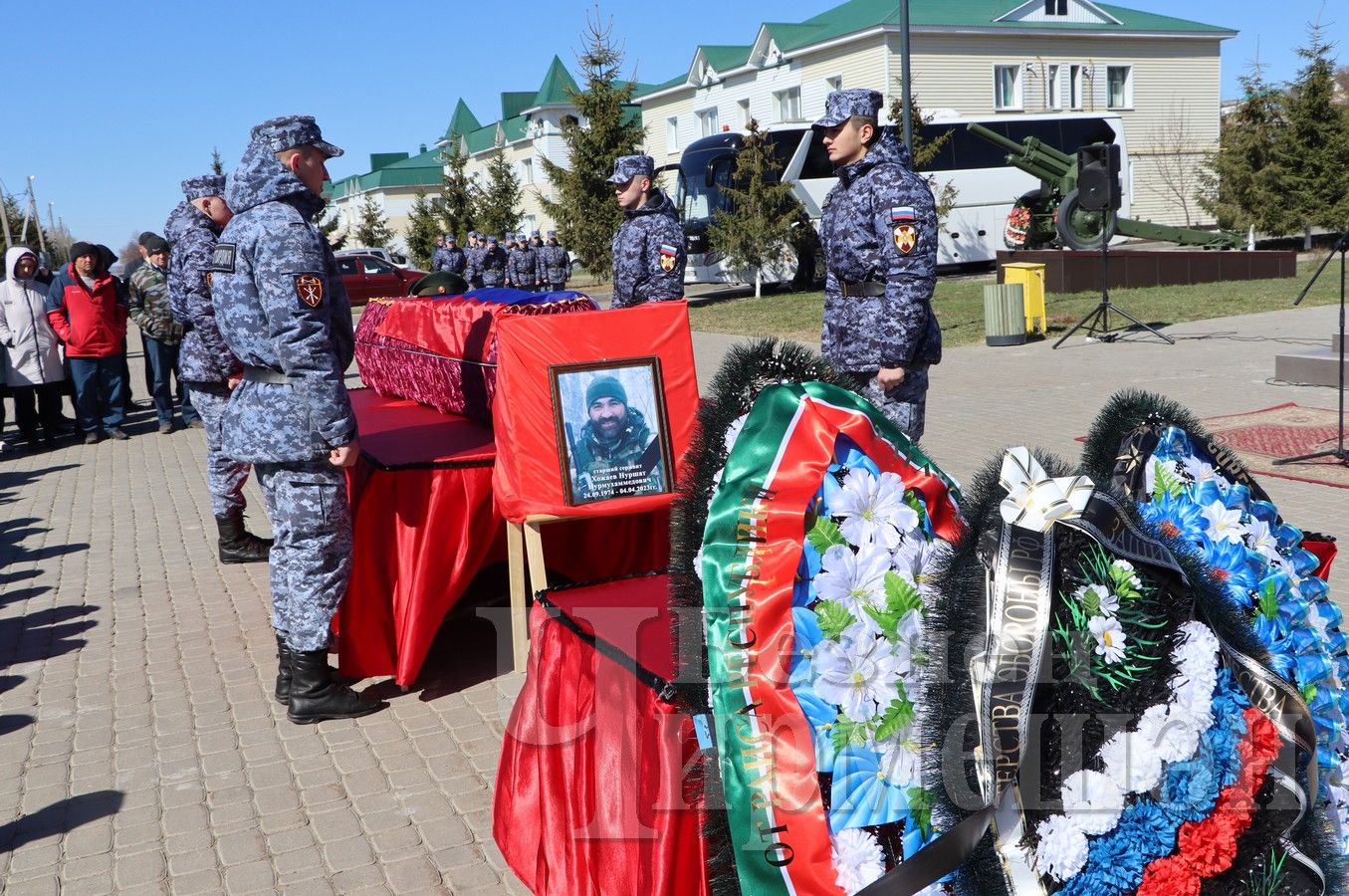 Чирмешәнлеләр махсус хәрби операциядә һәлак булган Нуршат Хожаев белән хушлаштылар (ФОТОРЕПОРТАЖ)