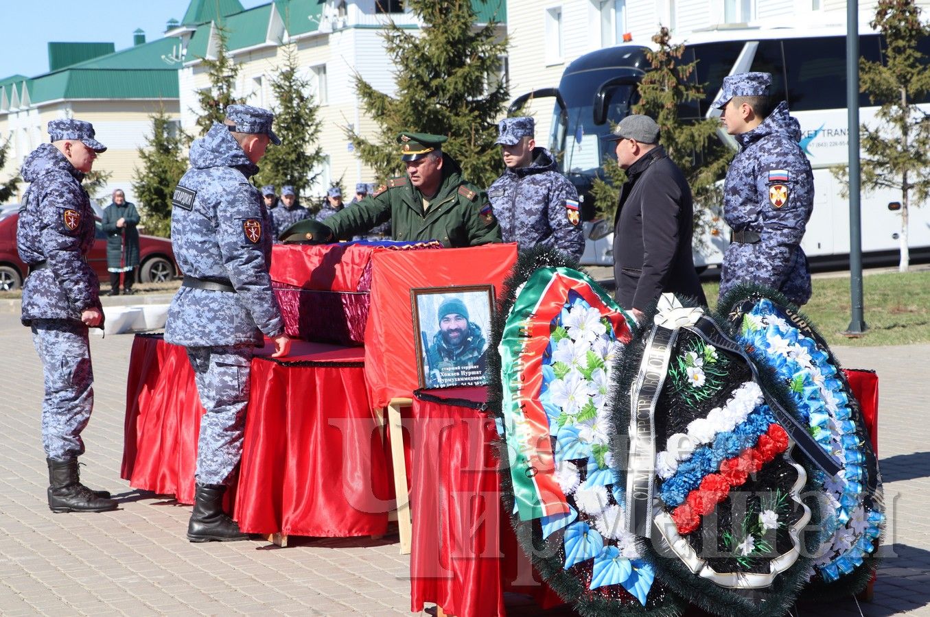 Чирмешәнлеләр махсус хәрби операциядә һәлак булган Нуршат Хожаев белән хушлаштылар (ФОТОРЕПОРТАЖ)