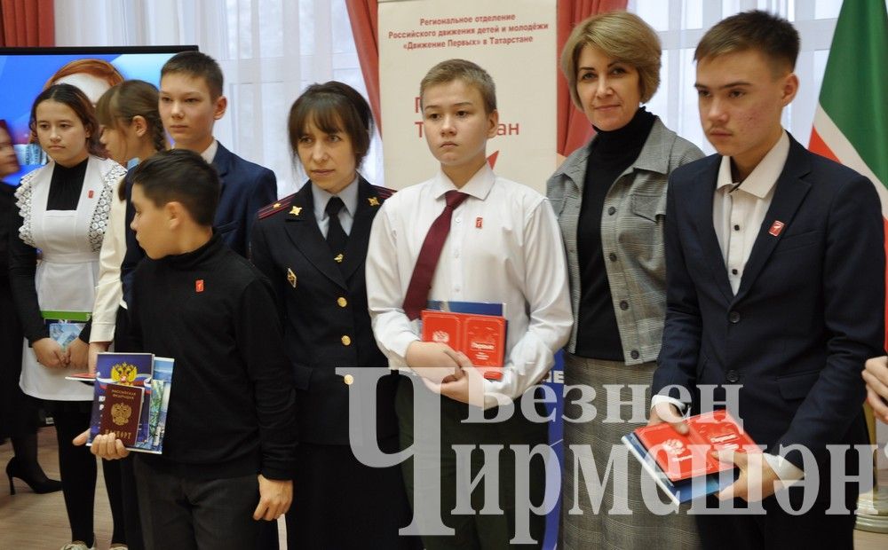 В День Конституции РФ 14 черемшанцев получили паспорта (ФОТОРЕПОРТАЖ)