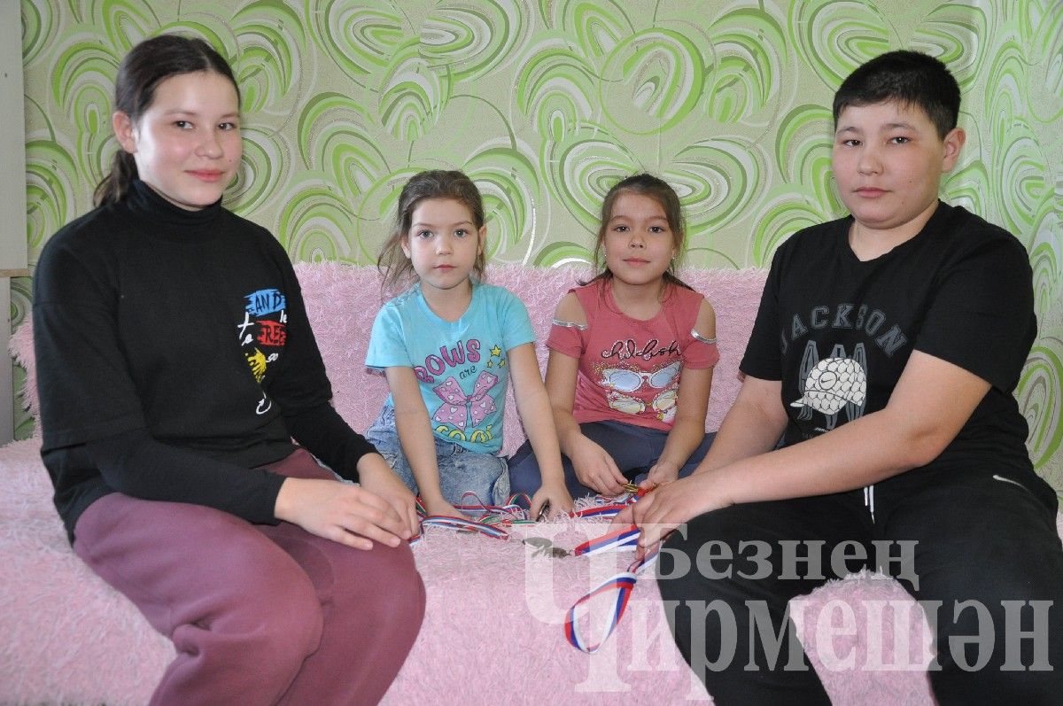 Макаровы из Аккиреева воспитывают четверых детей (ФОТОРЕПОРТАЖ)