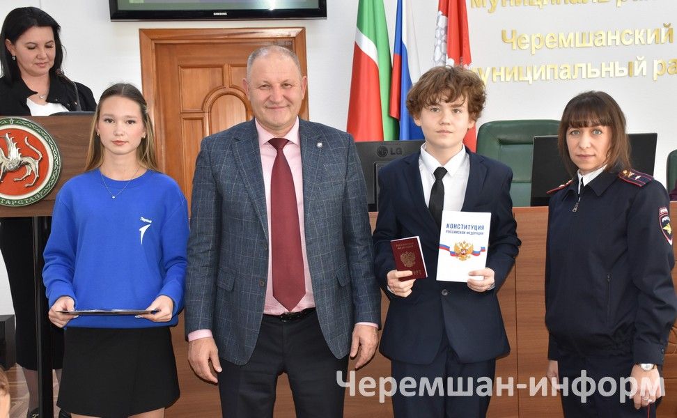 В Черемшанском районе вручили паспорта активистам "Движения Первых" (ФОТОРЕПОРТАЖ)