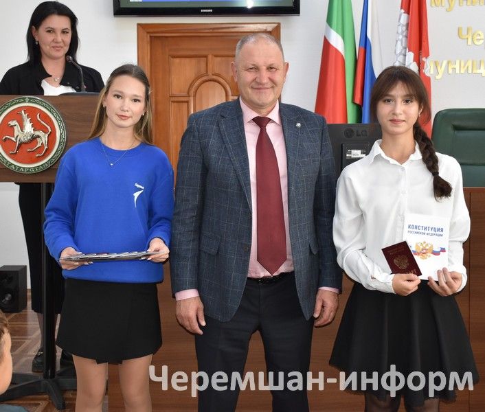 В Черемшанском районе вручили паспорта активистам "Движения Первых" (ФОТОРЕПОРТАЖ)