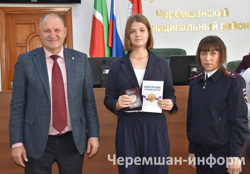 В Черемшанском районе вручили паспорта активистам "Движения Первых" (ФОТОРЕПОРТАЖ)