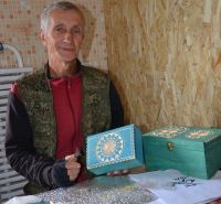 Якты Тау авылыннан Фәрит Морзаханов танылган җырчы Илсөя Бәдретдиновага шкатулка бүләк иткән