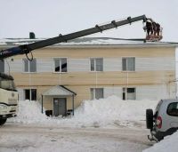 Чирмешәндәге кайбер бина түбәләрен чистартырга альпинистлар килгән