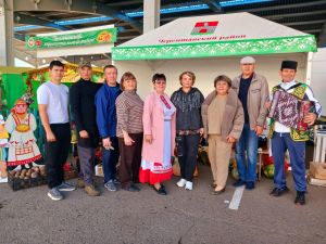Школы Черемшанского района реализовали овощи на ярмарке в Казани