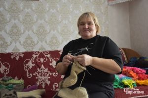 Иске Сережкинадан Надежда Илюхина сугышчыларга җылы оекбашлар бәйли