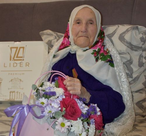 Уроженку поселка Кзыл Яр – 101-летнюю Муниру Гурьеву поздравили с Днем пожилых людей