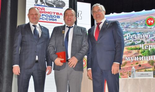 ТР Премьер-министры урынбасары чирмешәнлеләргә дәүләт бүләкләре тапшырды